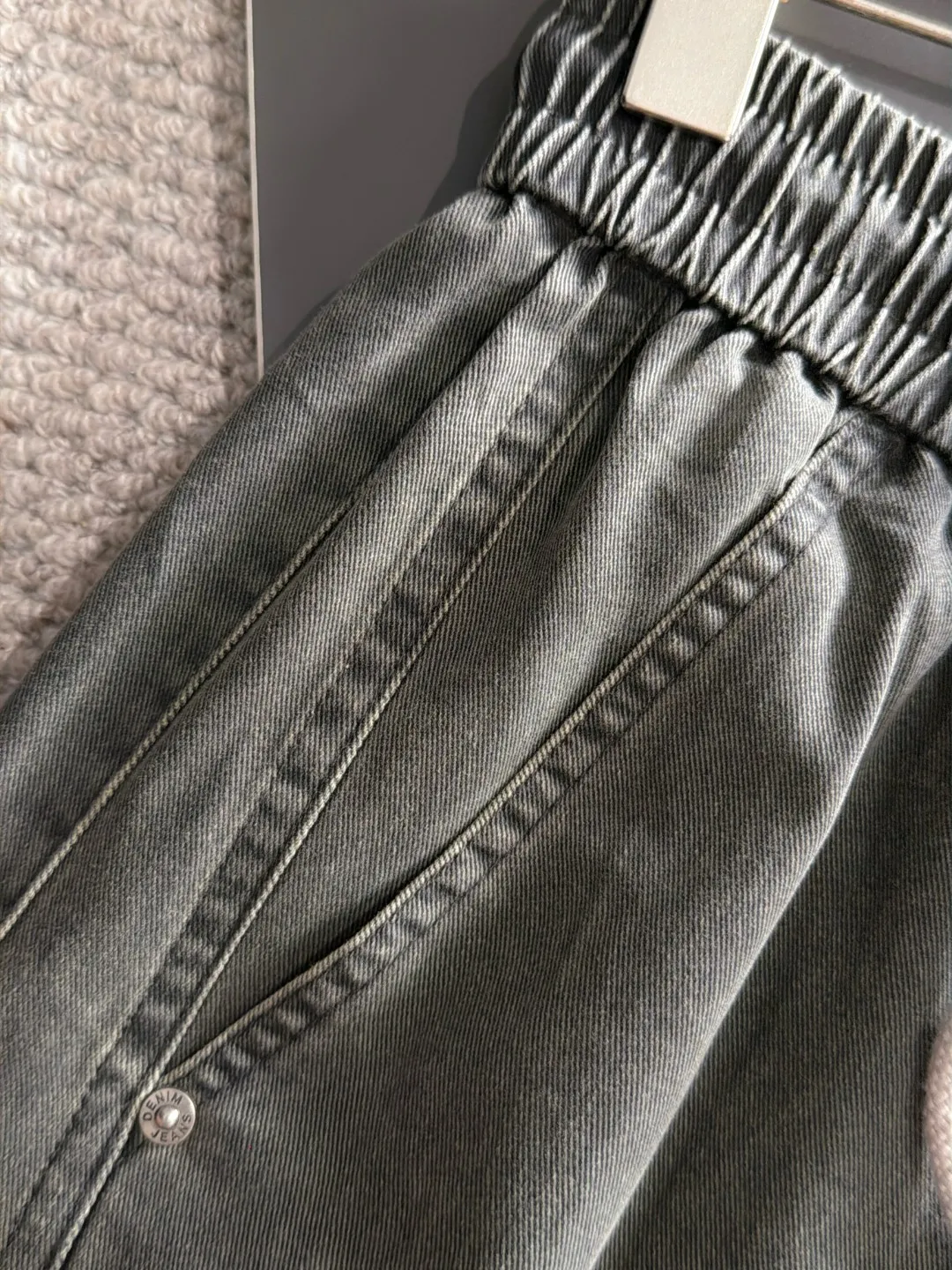 The next day we shipped the P195 Balenciaga High Quality New Arrival Elastic Casual Pants Fall/Winter 2026. The custom-made fabric at the counter has a high degree of comfort, impeccable details, and the design concept of the brand elements reflects high quality. The hand feels delicate and soft! Casual cuts and awesome upper body! Sizes: S-3XL